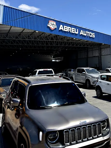 SUV no pátio da Abreu Autos